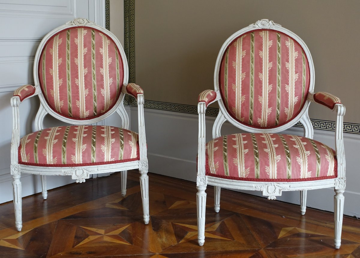 Pair Of Louis XVI Period Armchairs With Medallion Backs-photo-2