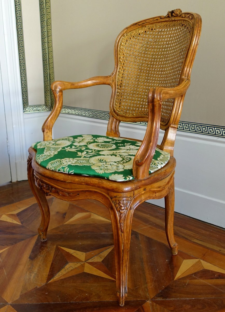   Paire de fauteuils cannés d'époque Louis XV en noyer, travail Lyonnais, entourage de Nogaret-photo-3