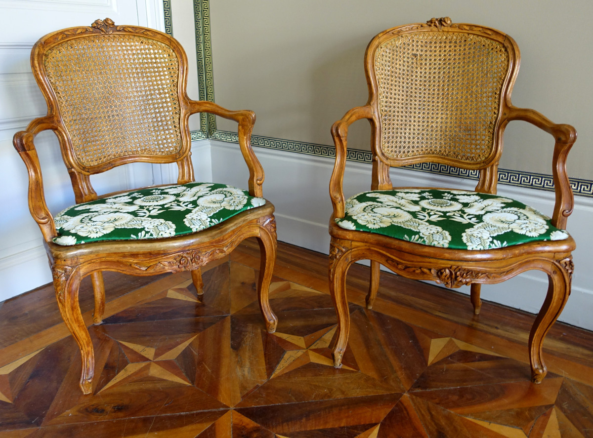  Paire de fauteuils cannés d'époque Louis XV en noyer, travail Lyonnais, entourage de Nogaret