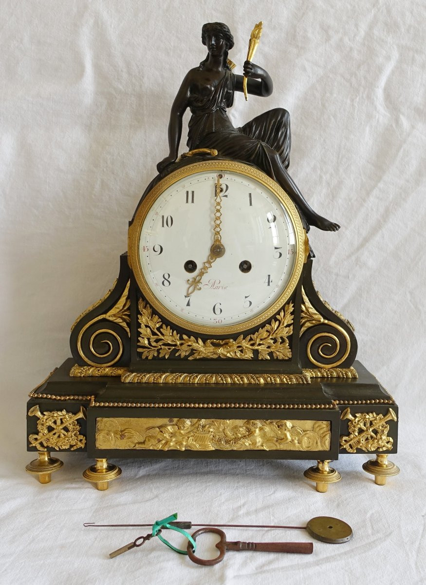 Pendule en bronze patiné et doré d'époque Louis XVI - allégorie de l'amour, fin 18e siècle-photo-2