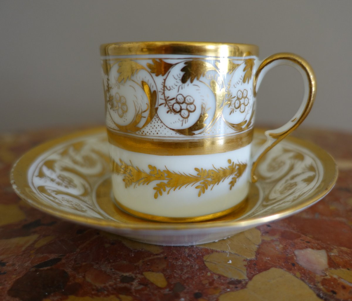 Tasse &agrave; caf&eacute; litron en porcelaine de Paris dor&eacute;e &agrave; l&#039;or fin vers 1800-photo-2