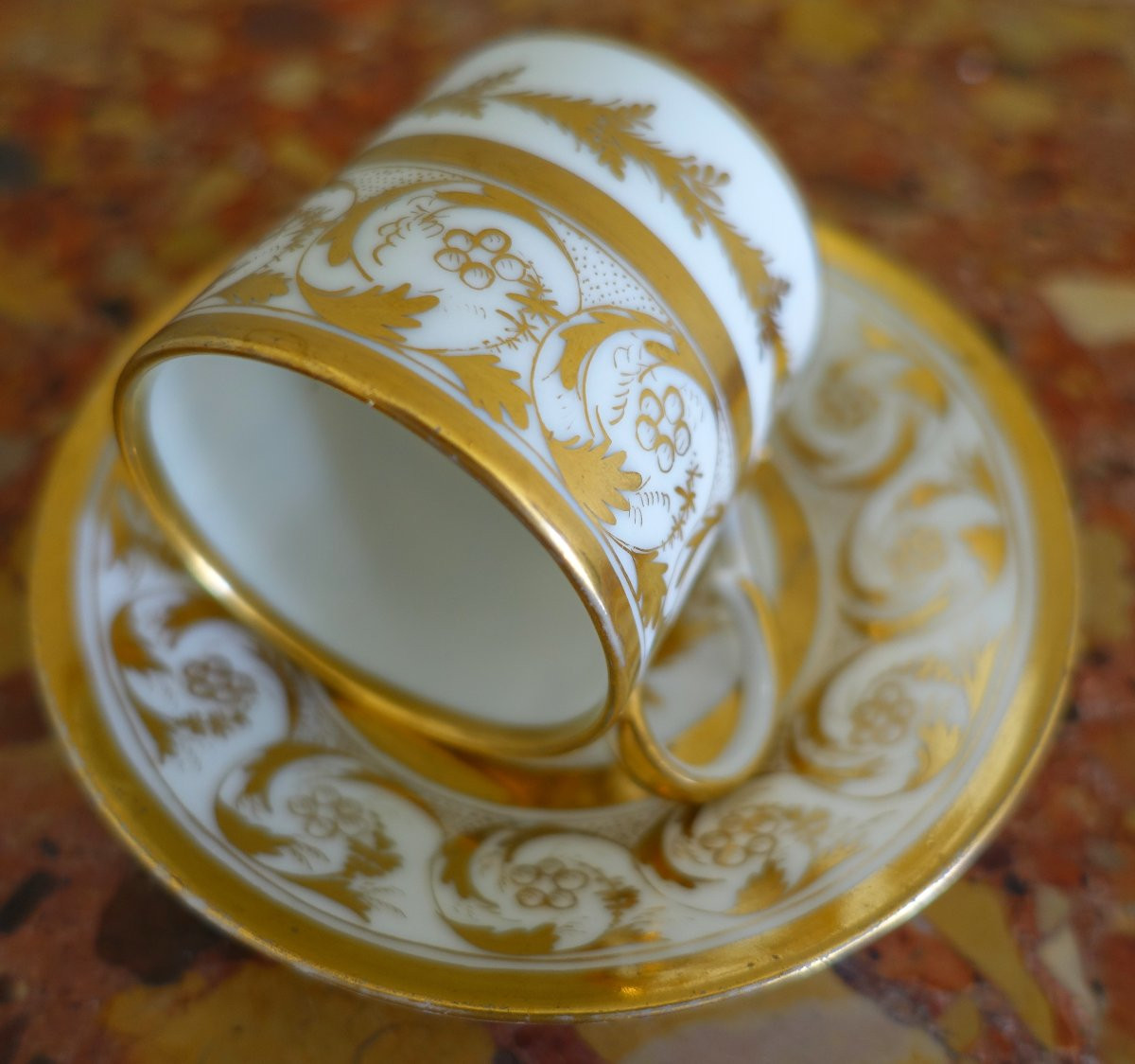 Tasse &agrave; caf&eacute; litron en porcelaine de Paris dor&eacute;e &agrave; l&#039;or fin vers 1800-photo-1