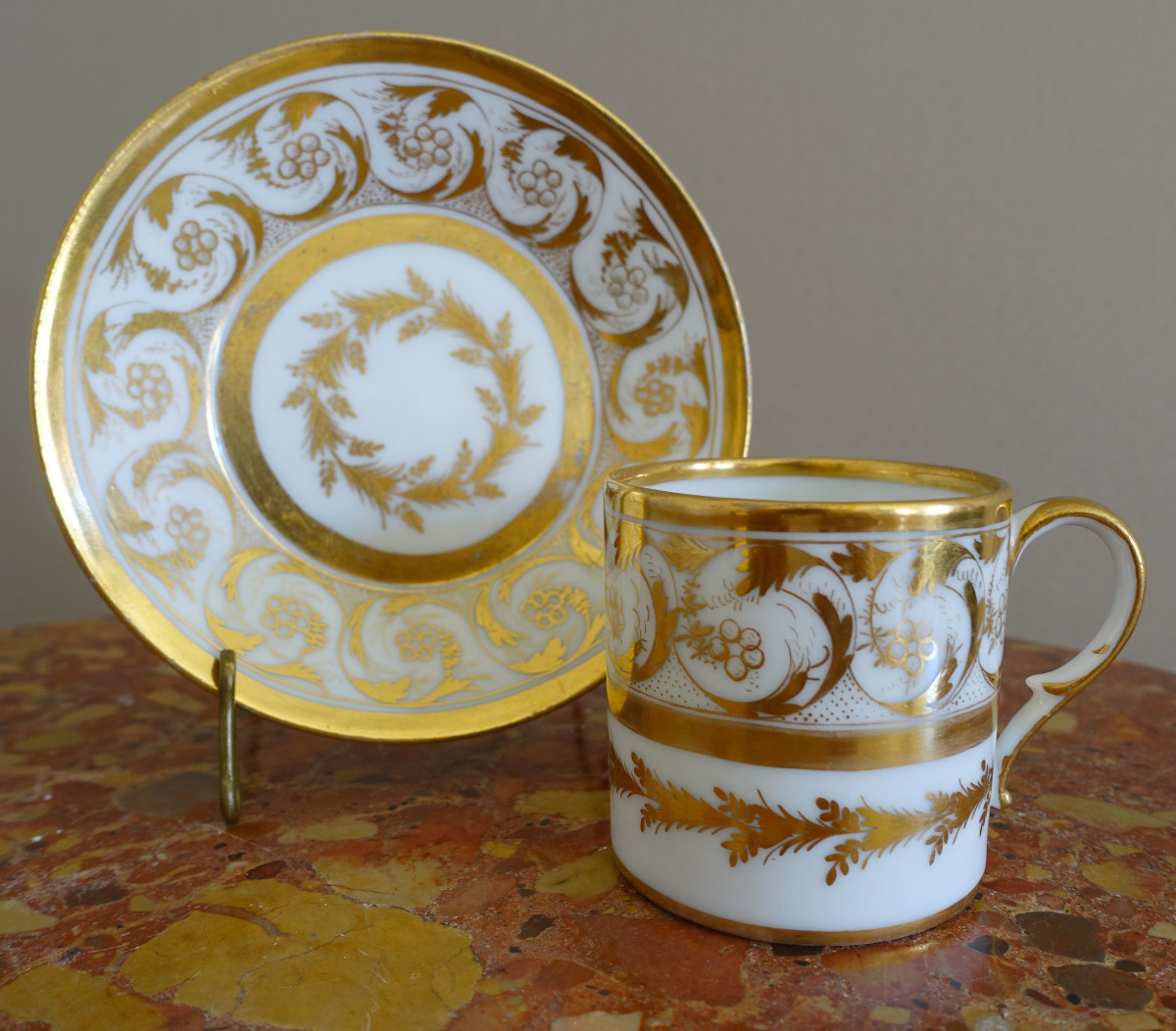Tasse &agrave; caf&eacute; litron en porcelaine de Paris dor&eacute;e &agrave; l&#039;or fin vers 1800