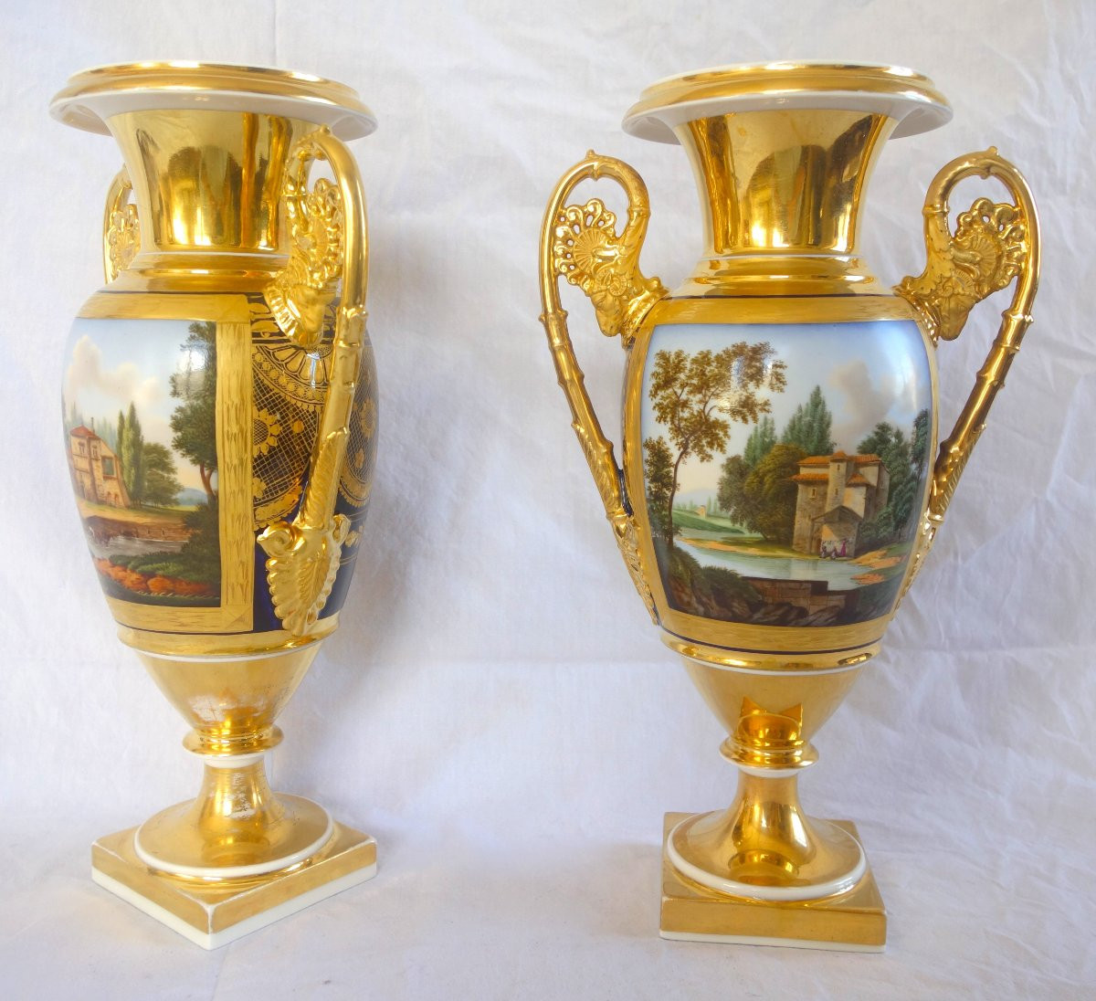 Paire de vases en porcelaine de Paris dorée et polychrome, époque Empire Restauration - 32,7cm-photo-2