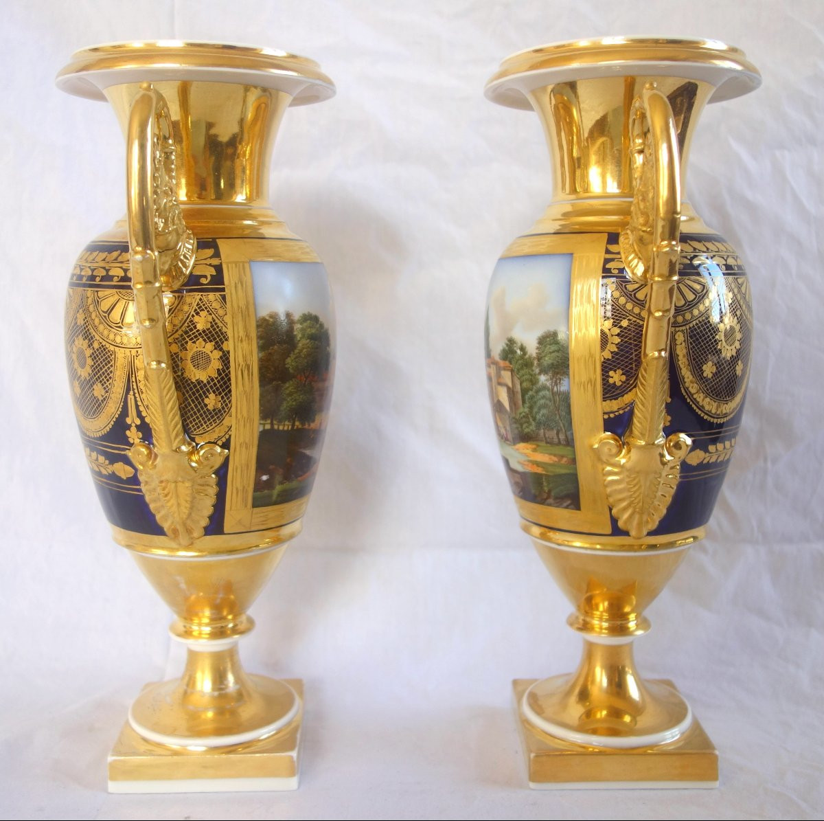 Paire de vases en porcelaine de Paris dorée et polychrome, époque Empire Restauration - 32,7cm-photo-1
