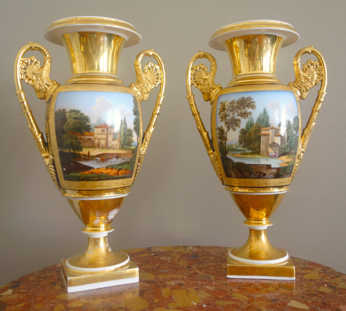 Paire de vases en porcelaine de Paris dorée et polychrome, époque Empire Restauration - 32,7cm