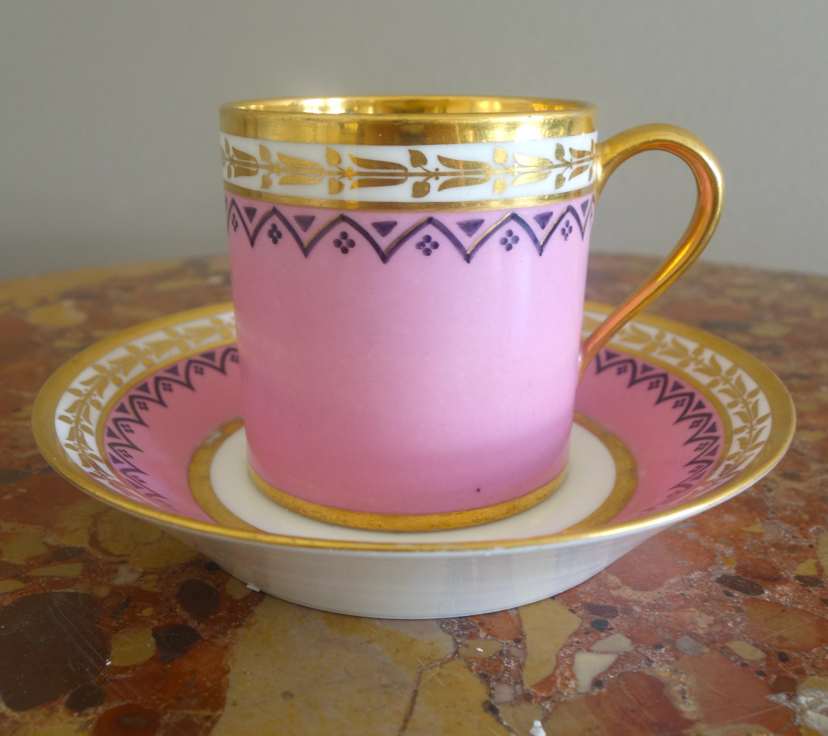 Manufacture Royale de Sèvres 1821 - tasse à café litron en porcelaine à décor Egyptien rose