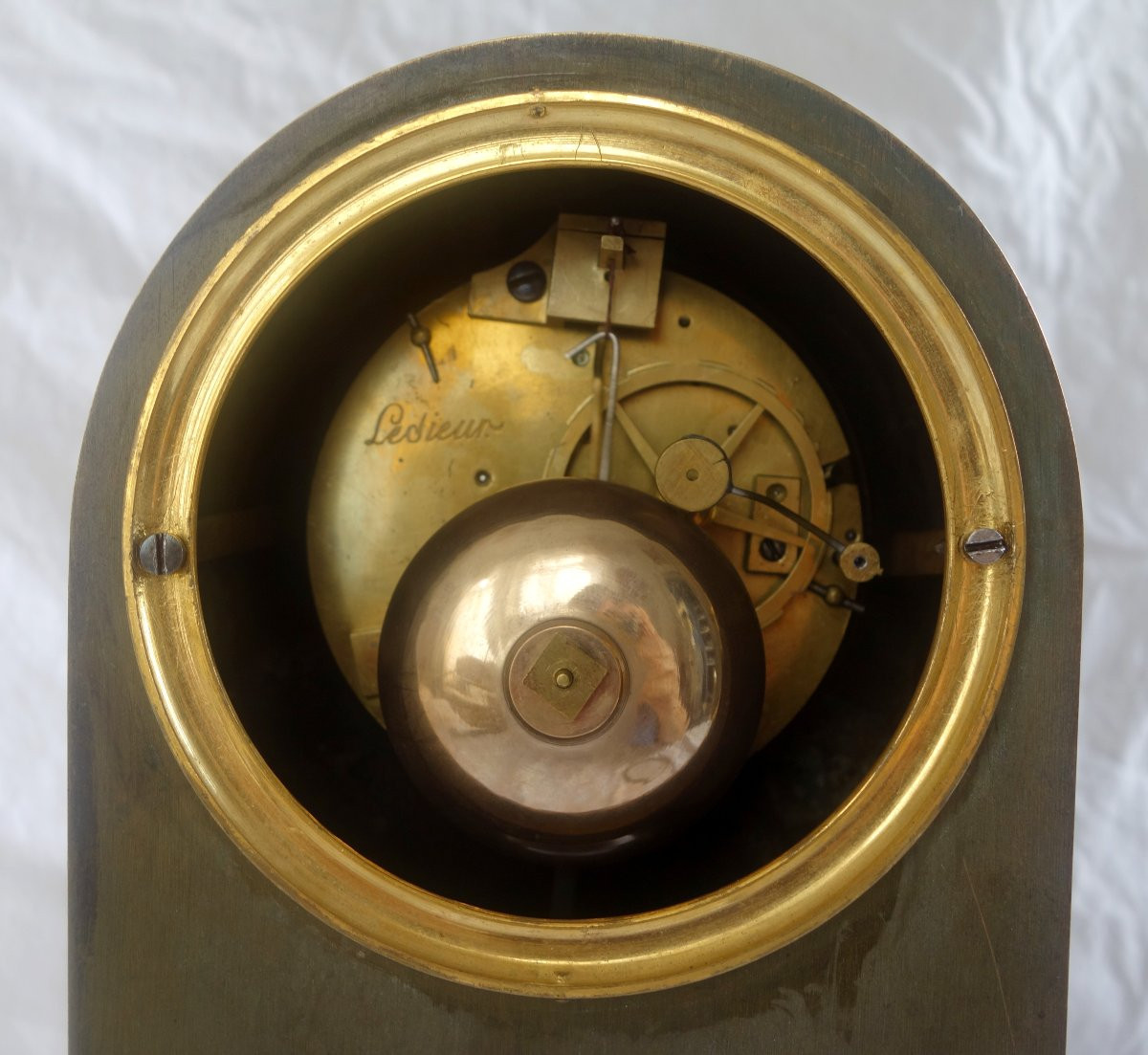 Pendule borne d'époque Empire en bronze patiné et doré par Lesieur et Thomire-photo-4