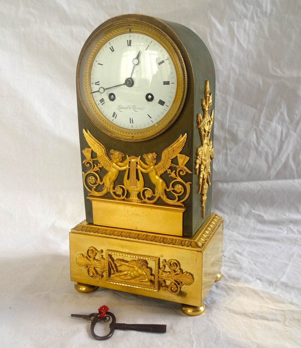 Pendule borne d'époque Empire en bronze patiné et doré par Lesieur et Thomire