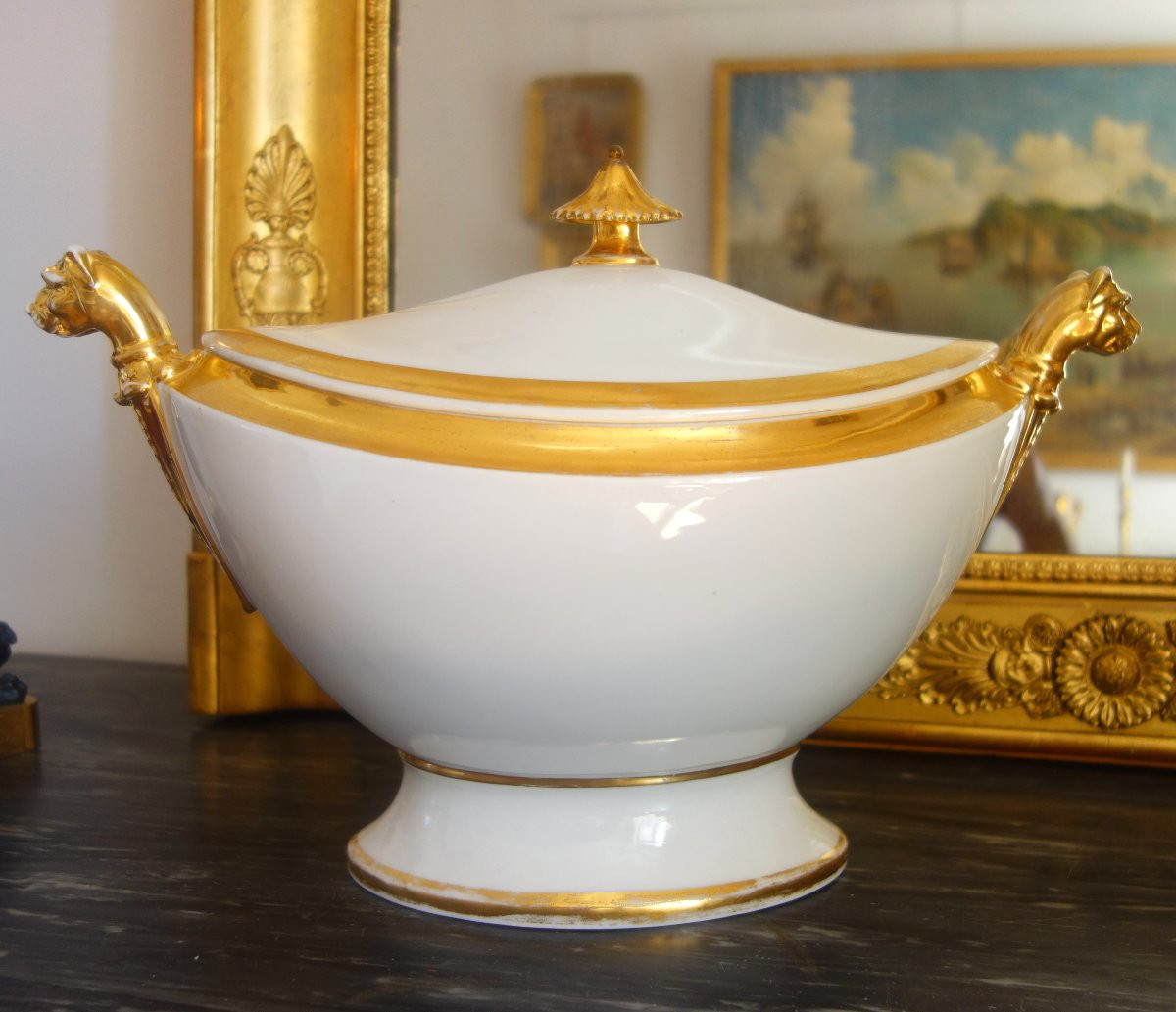 Soupière aux têtes de lionnes d'époque Empire en porcelaine de Paris-photo-3