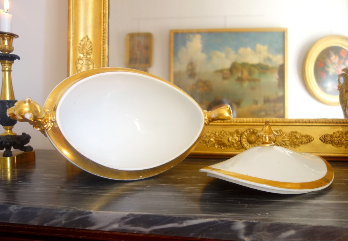 Soupière aux têtes de lionnes d'époque Empire en porcelaine de Paris-photo-4