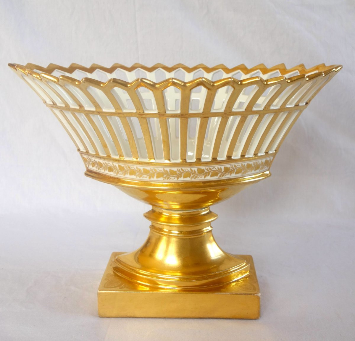 Grande coupe ajourée en porcelaine de Paris dorée à l'or, époque Empire / Restauration-photo-2
