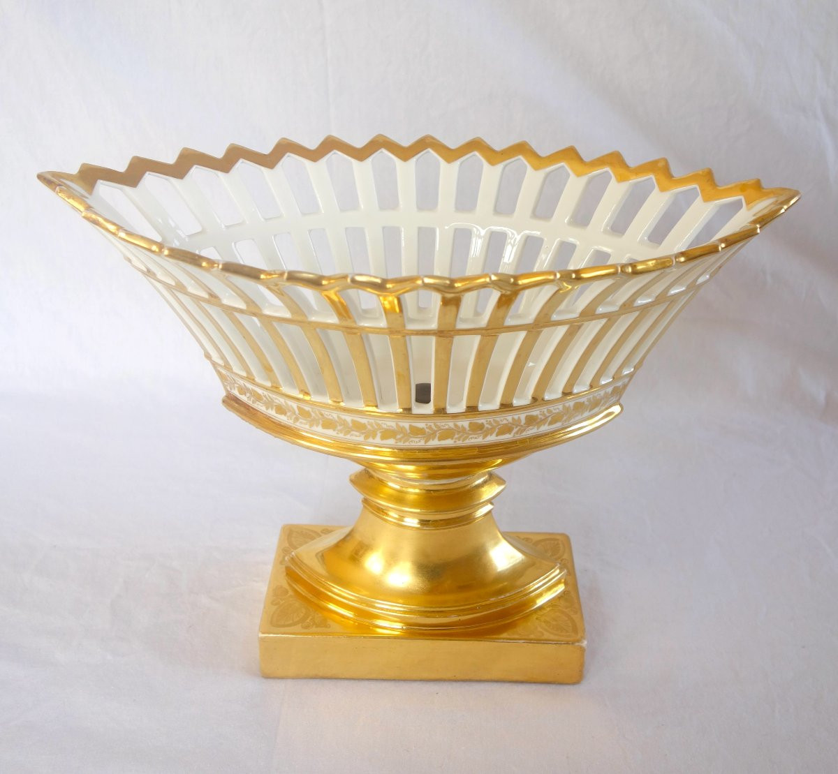 Grande coupe ajourée en porcelaine de Paris dorée à l'or, époque Empire / Restauration-photo-3