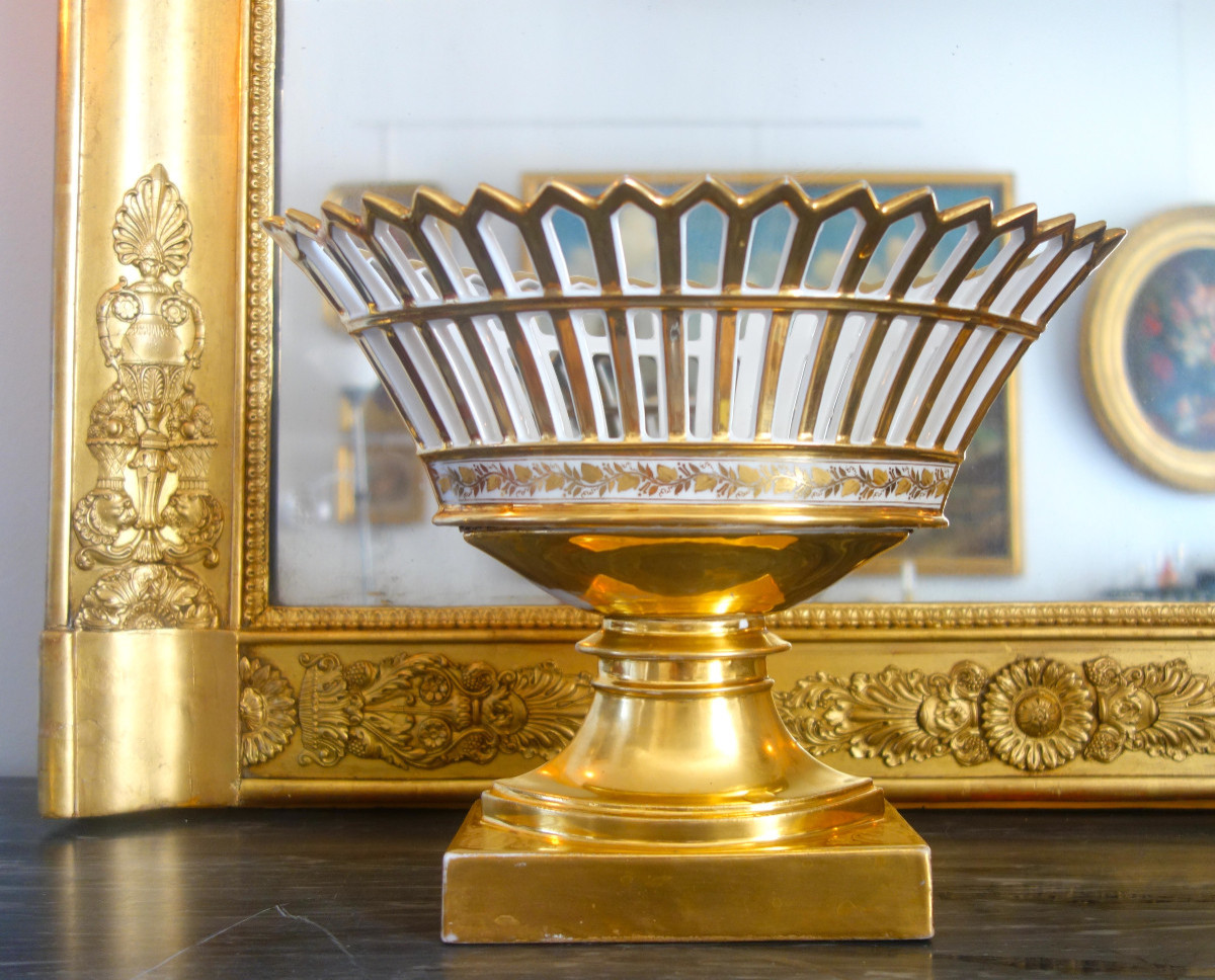 Grande coupe ajourée en porcelaine de Paris dorée à l'or, époque Empire / Restauration