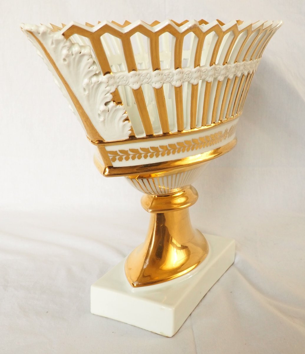 (Nast attribué à) Paire de très grandes coupes ajourées en porcelaine d'époque Empire-photo-1