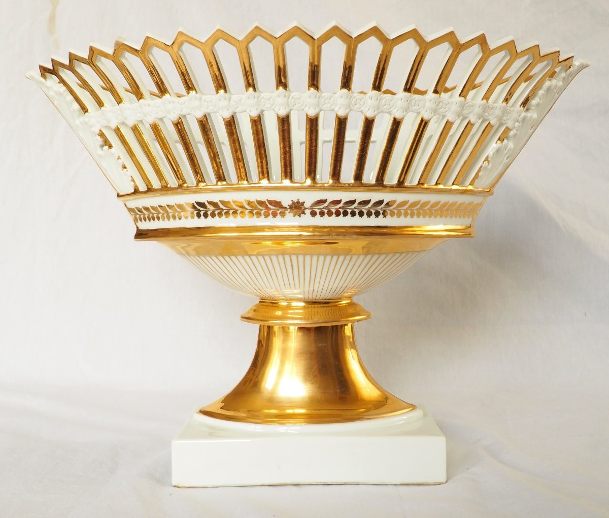 (Nast attribué à) Paire de très grandes coupes ajourées en porcelaine d'époque Empire-photo-2