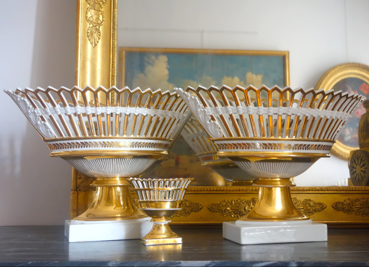 (Nast attribué à) Paire de très grandes coupes ajourées en porcelaine d'époque Empire
