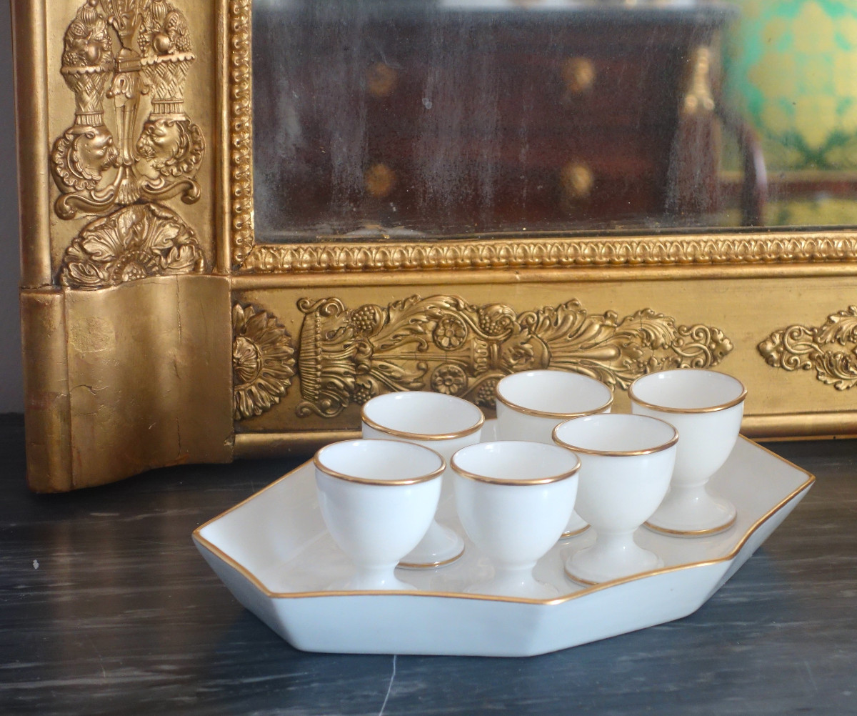Nast : série de 6 coquetiers d’époque Empire & présentoir, porcelaine blanche & or - signé