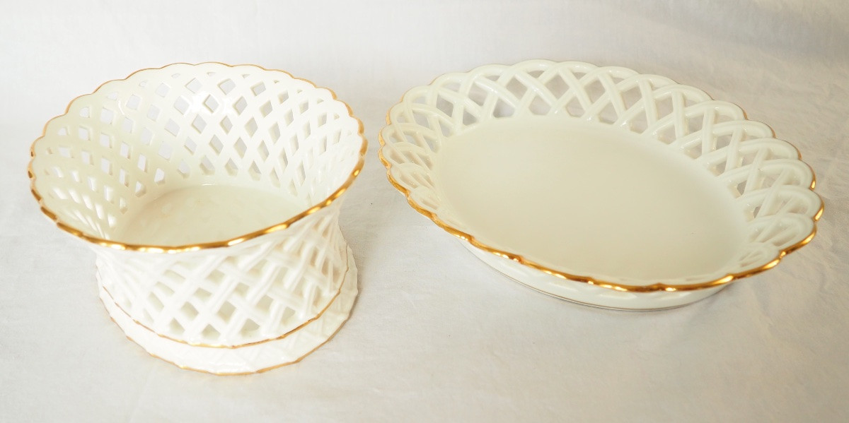 Nast : paire de corbeilles ajourées d’époque Empire en porcelaine de Paris blanche & or signées-photo-1