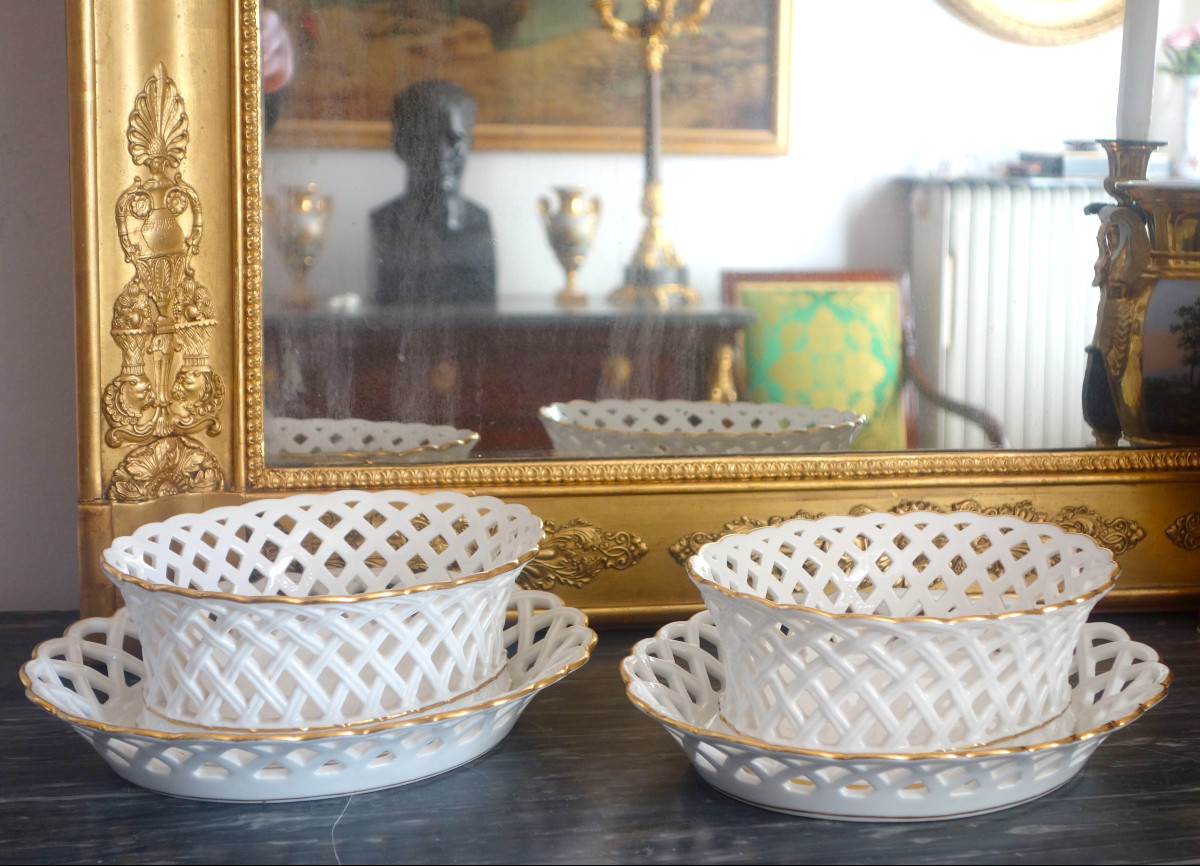 Nast : paire de corbeilles ajourées d’époque Empire en porcelaine de Paris blanche & or signées