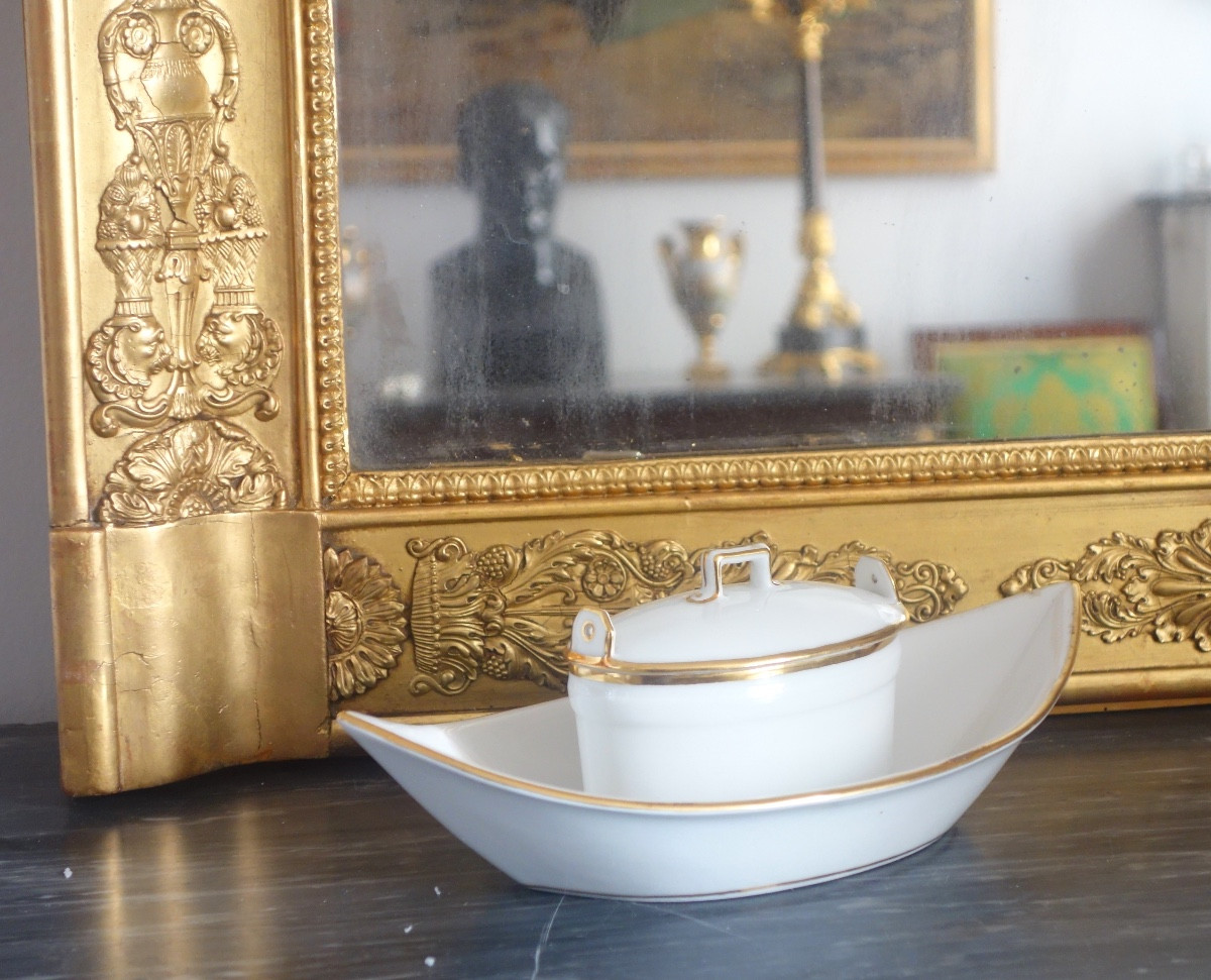 Nast : beurrier d’époque Empire en porcelaine de Paris blanche et or