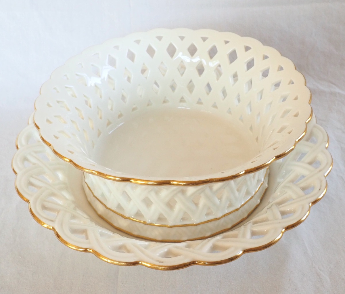 Nast : grande corbeille ajourée d’époque Empire en porcelaine de Paris blanche et or-photo-2