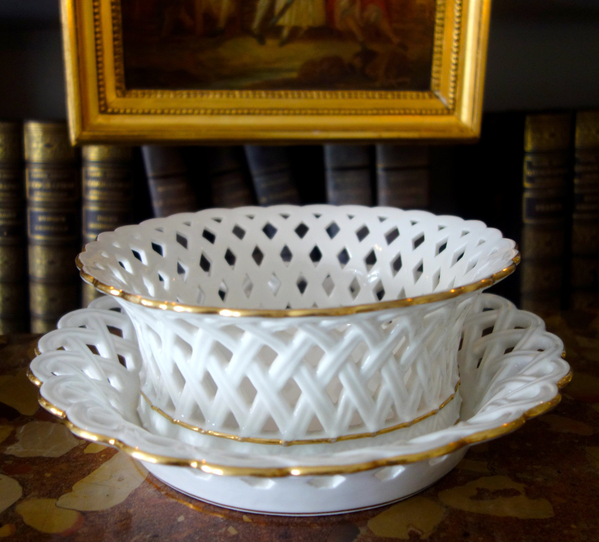 Nast : grande corbeille ajourée d’époque Empire en porcelaine de Paris blanche et or