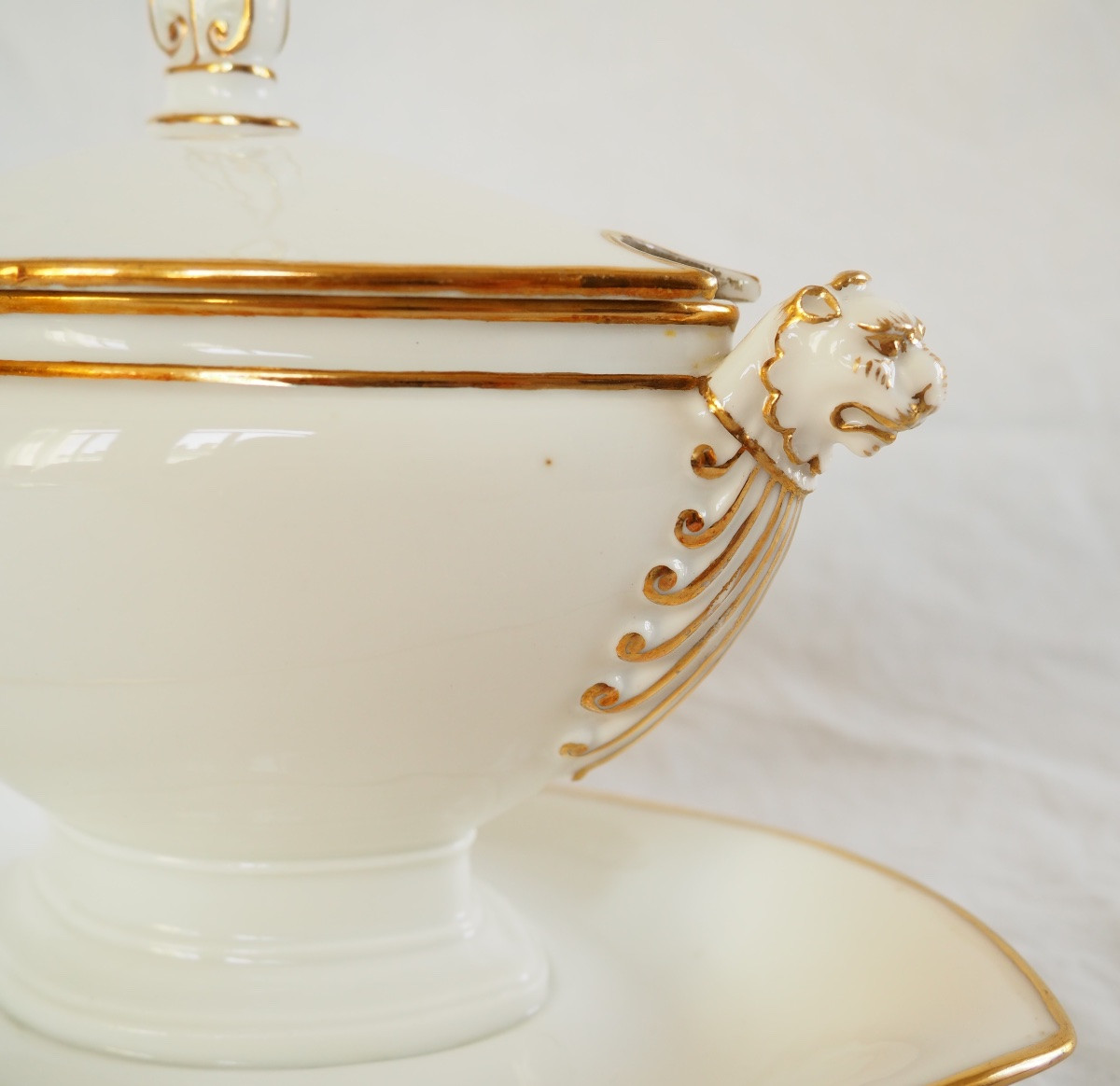 Nast : saucière d’époque Empire en porcelaine de Paris blanche et or-photo-4