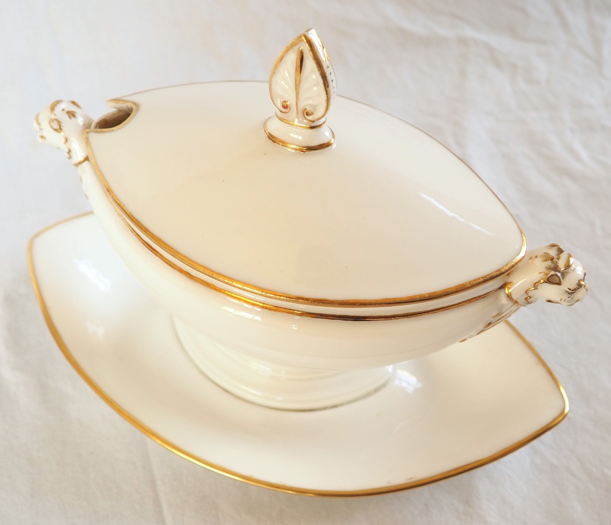 Nast : saucière d’époque Empire en porcelaine de Paris blanche et or-photo-1