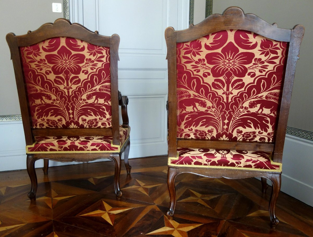 Paire de grands fauteuils d'apparat de style Louis XIV en noyer finement sculpté refaits à neuf-photo-3