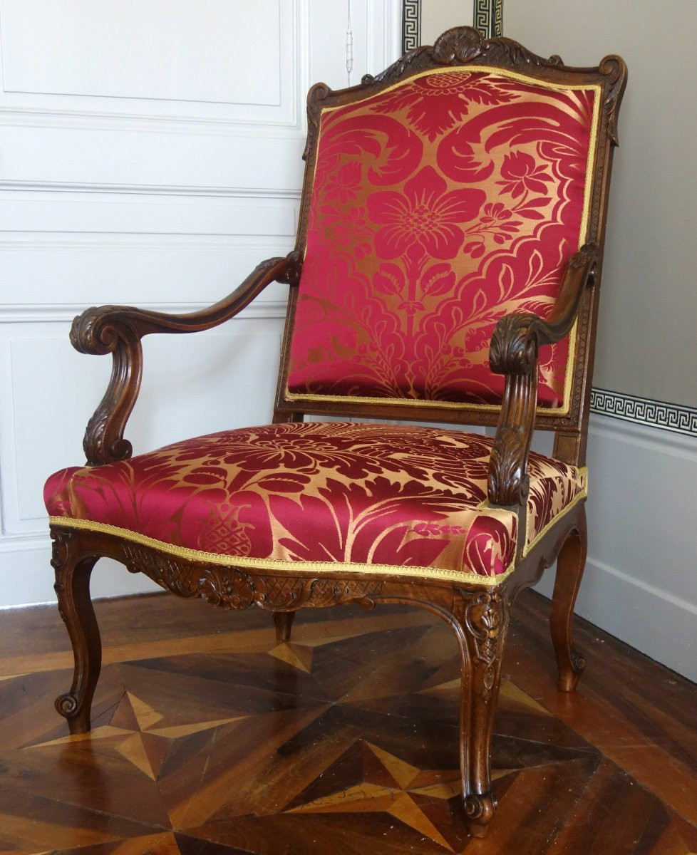 Paire de grands fauteuils d'apparat de style Louis XIV en noyer finement sculpté refaits à neuf-photo-4