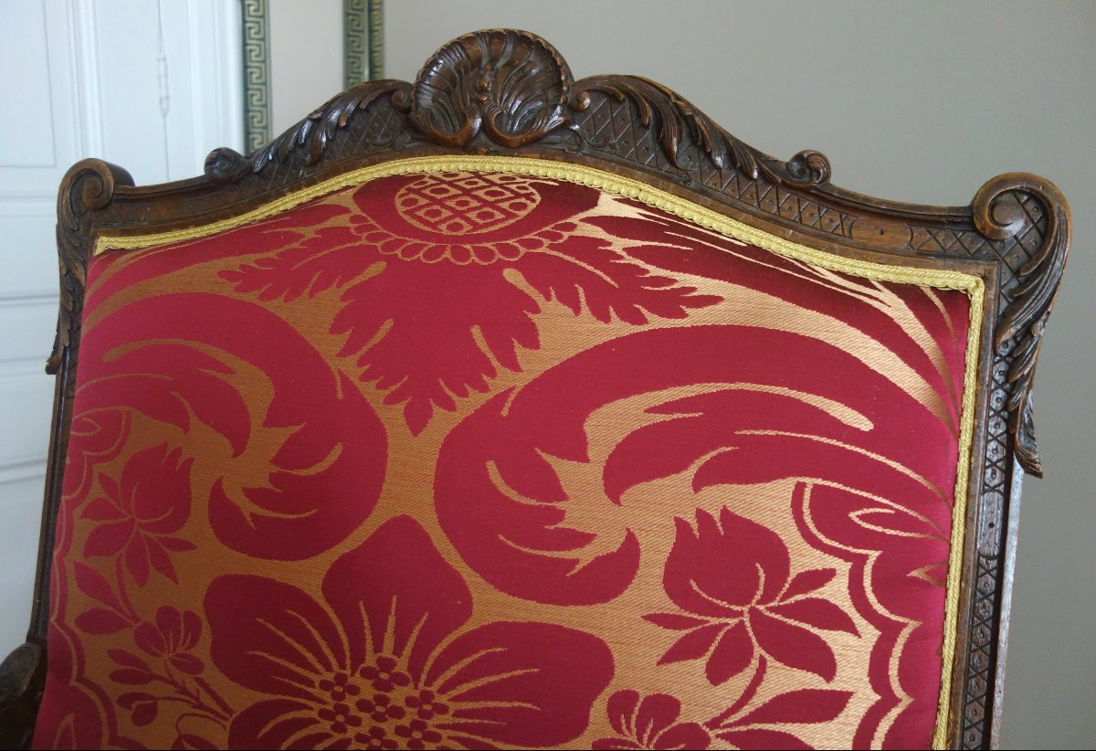 Paire de grands fauteuils d'apparat de style Louis XIV en noyer finement sculpté refaits à neuf-photo-3