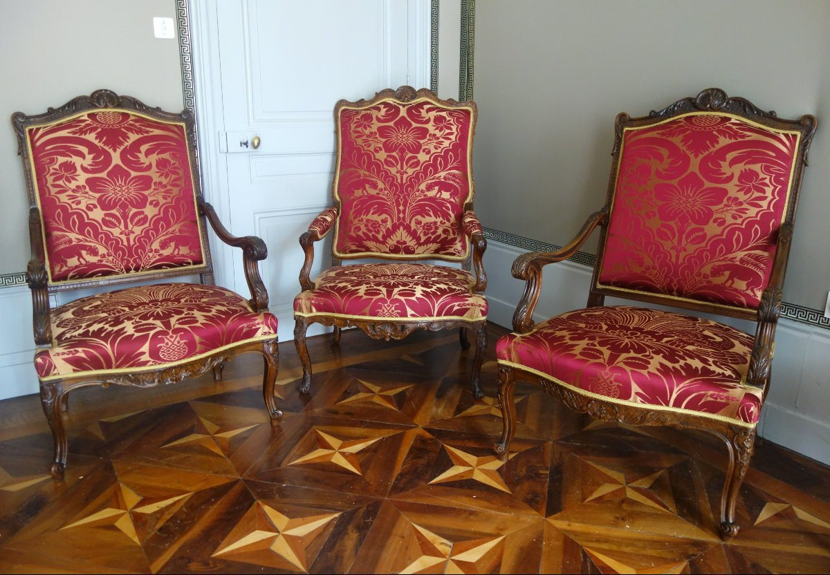 Paire de grands fauteuils d'apparat de style Louis XIV en noyer finement sculpté refaits à neuf-photo-7