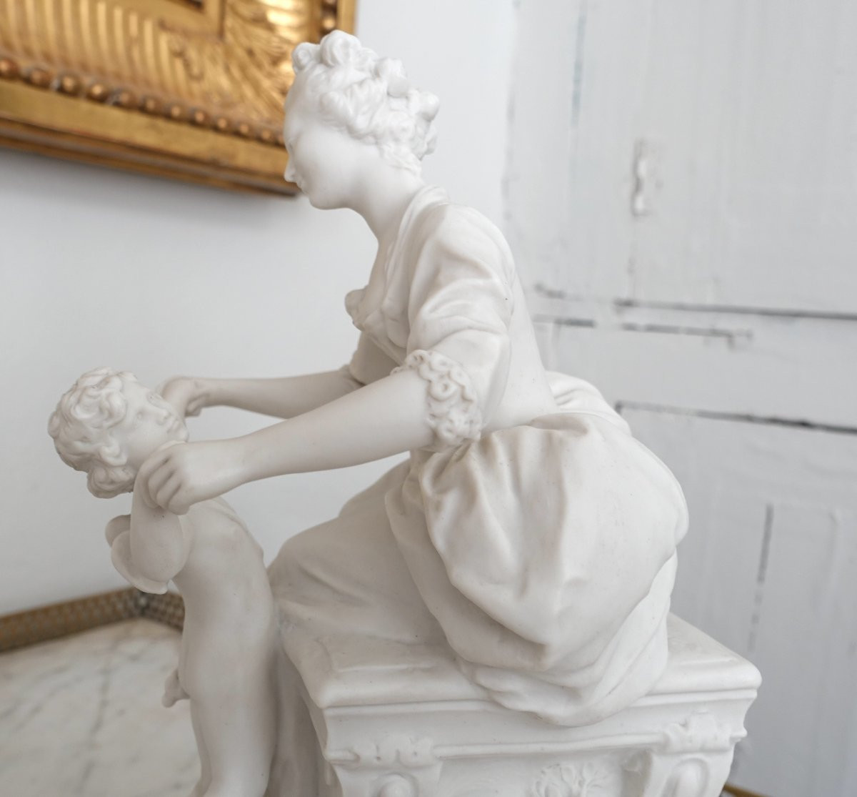 Manufacture de Sèvres : scène galante du XVIIIe siècle - la leçon à l'amour,  biscuit signé-photo-1