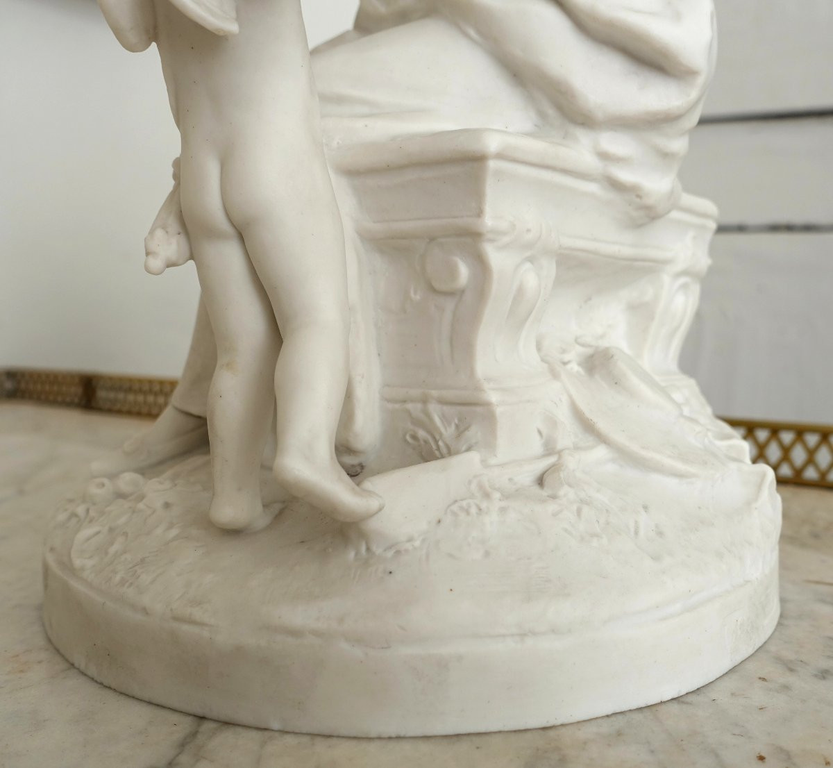 Manufacture de Sèvres : scène galante du XVIIIe siècle - la leçon à l'amour,  biscuit signé-photo-3