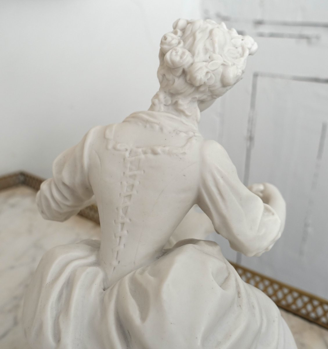 Manufacture de Sèvres : scène galante du XVIIIe siècle - la leçon à l'amour,  biscuit signé-photo-5
