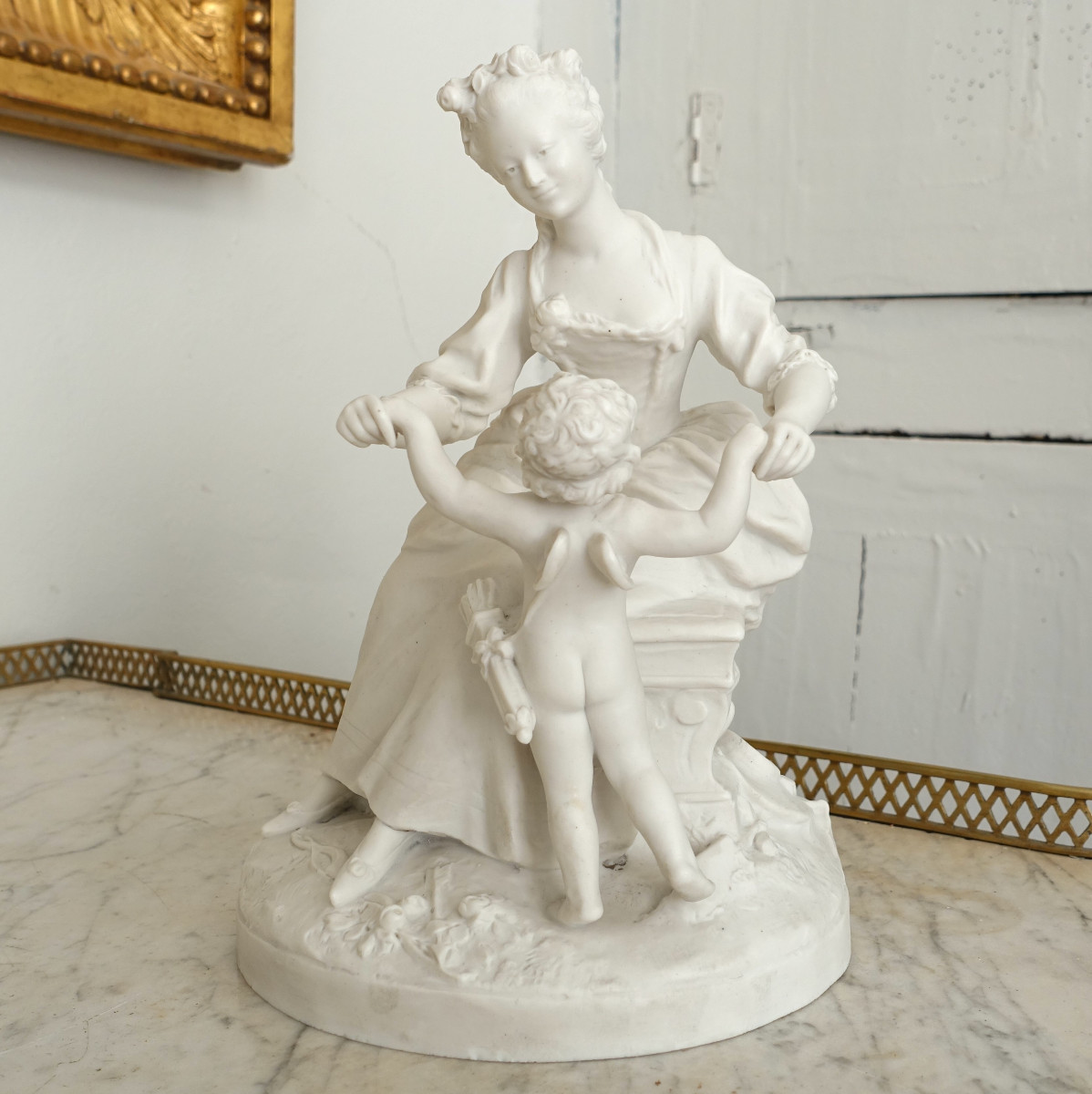 Manufacture de Sèvres : scène galante du XVIIIe siècle - la leçon à l'amour,  biscuit signé