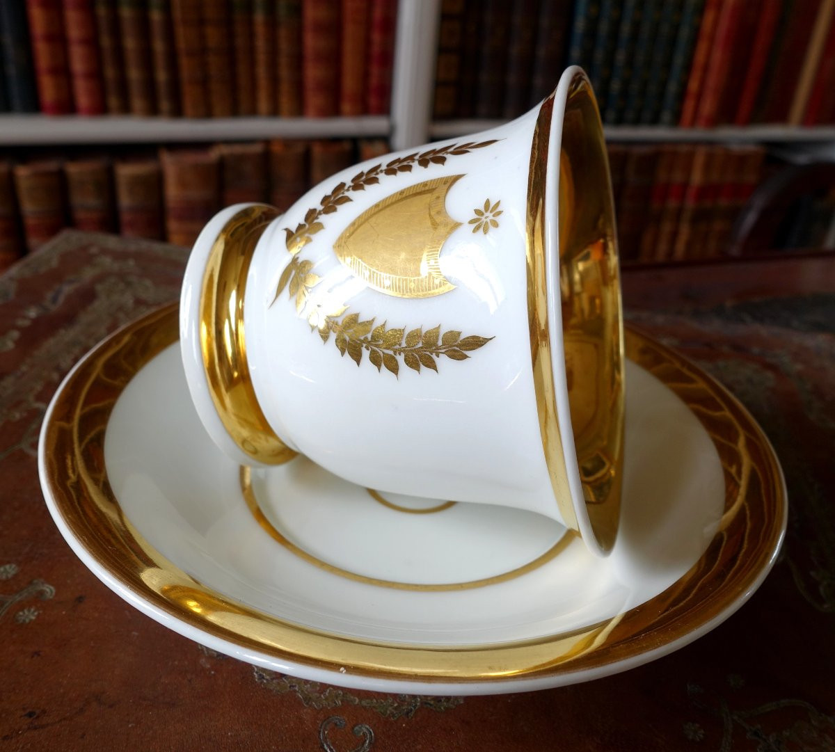 Grande tasse à petit déjeuner / chocolat chaud en porcelaine de Paris dorée, début XIXe siècle-photo-3