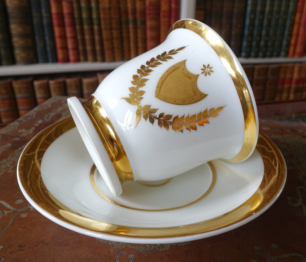 Grande tasse à petit déjeuner / chocolat chaud en porcelaine de Paris dorée, début XIXe siècle-photo-4