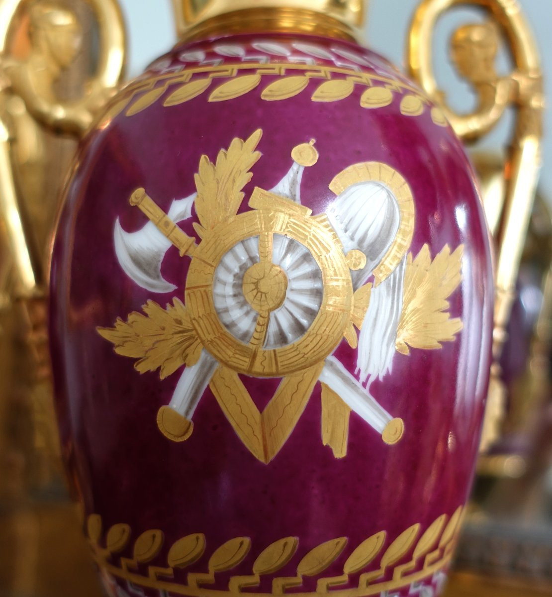 Paire de vases en porcelaine de Paris dorée et polychrome à trophées militaires d'époque Empire-photo-3