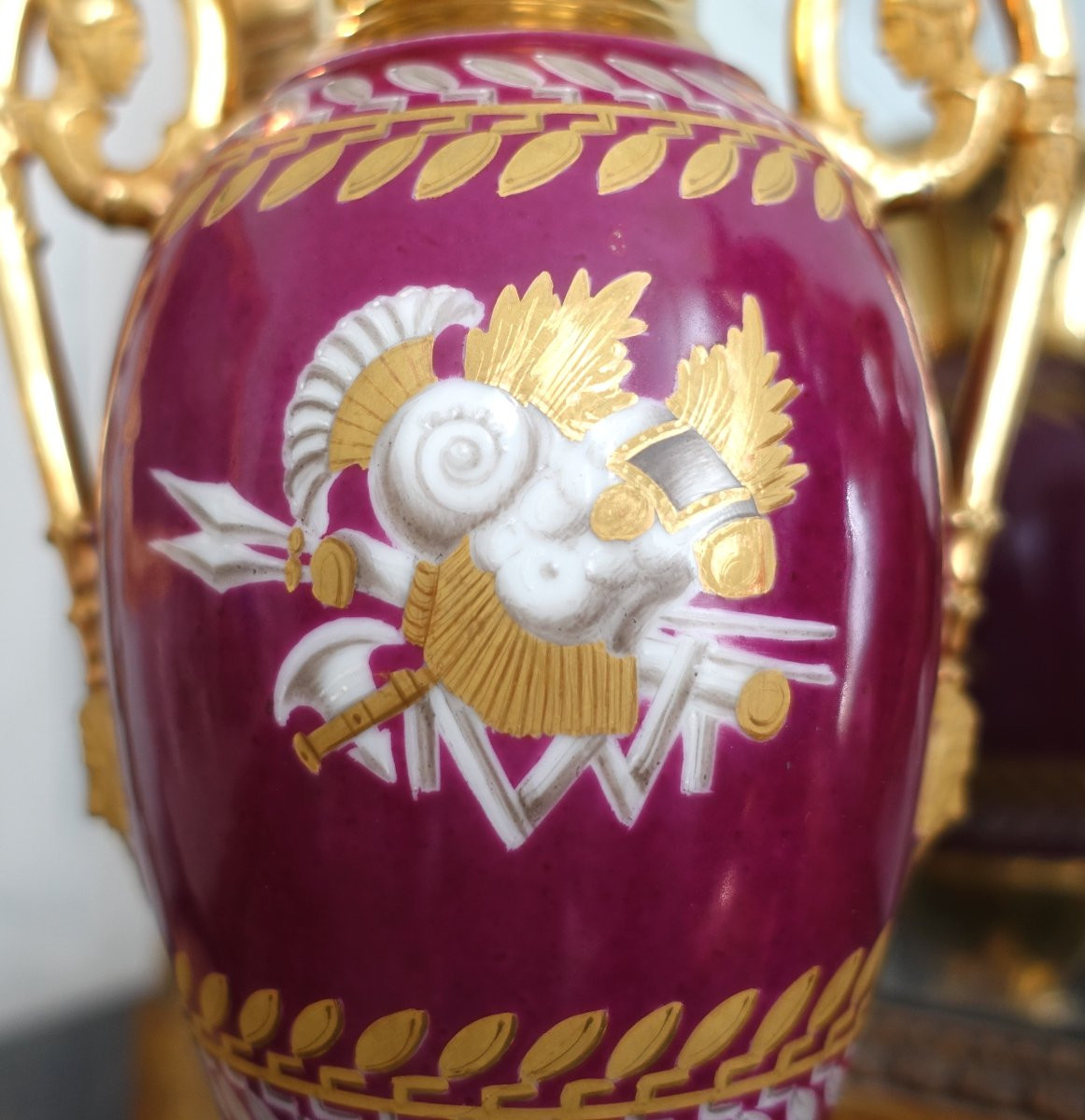 Paire de vases en porcelaine de Paris dorée et polychrome à trophées militaires d'époque Empire-photo-4