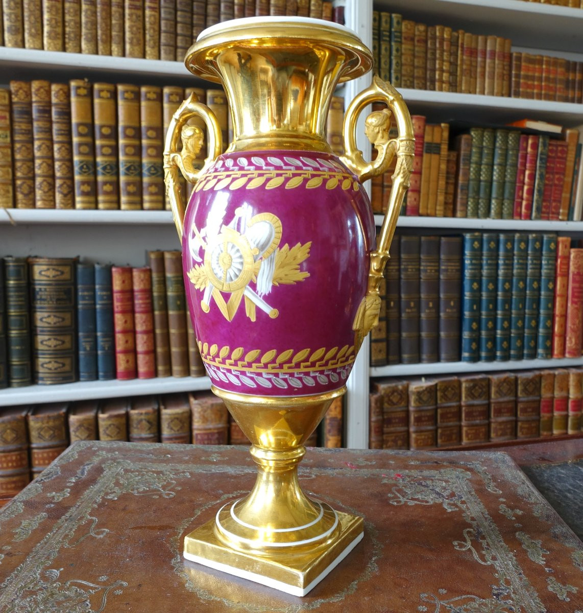 Paire de vases en porcelaine de Paris dorée et polychrome à trophées militaires d'époque Empire-photo-2