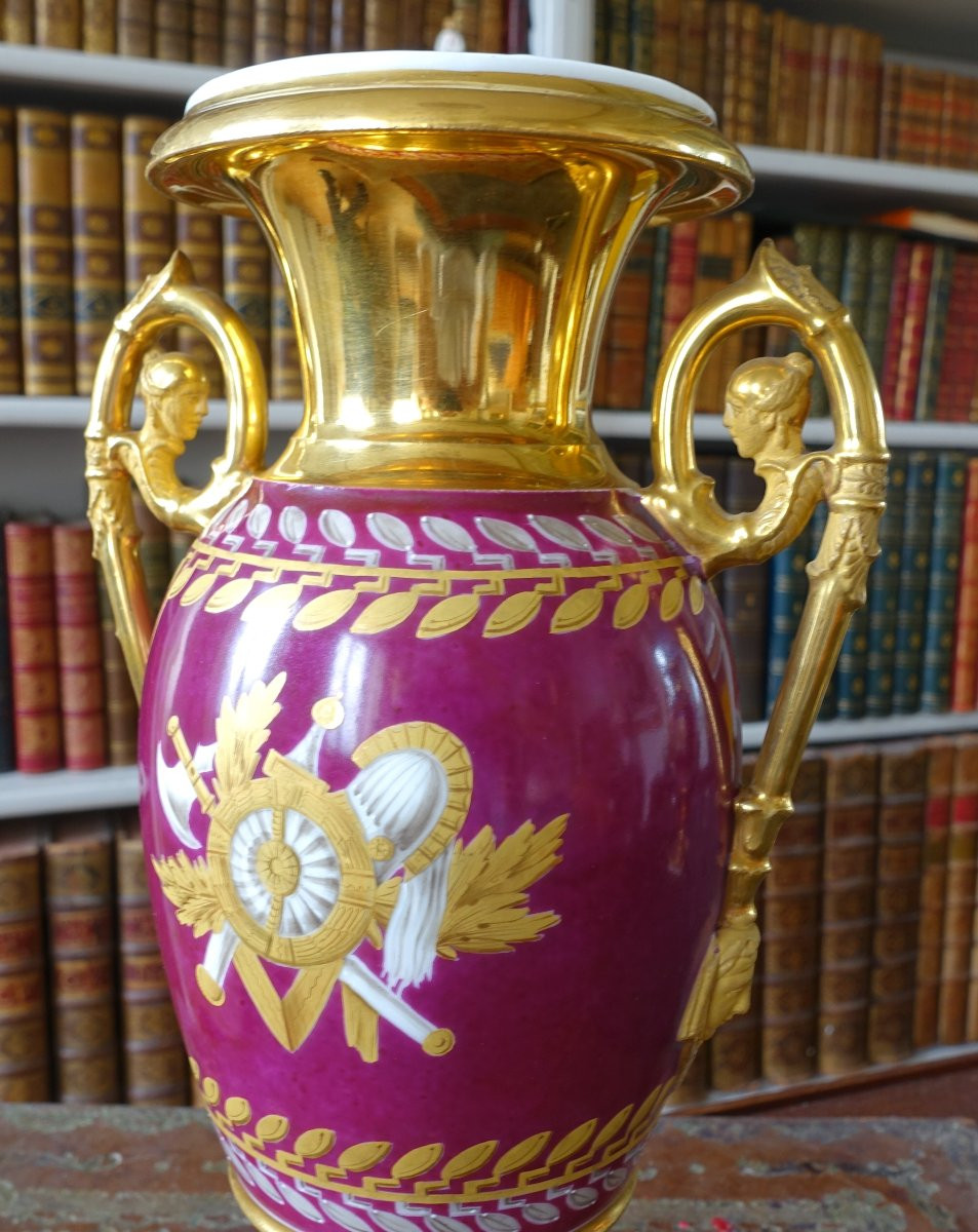 Paire de vases en porcelaine de Paris dorée et polychrome à trophées militaires d'époque Empire-photo-3