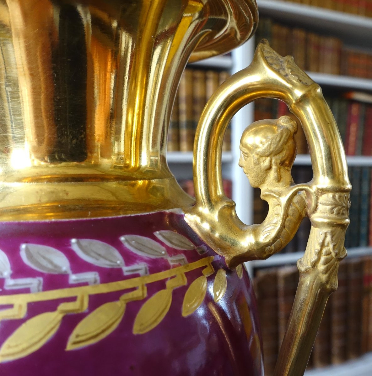 Paire de vases en porcelaine de Paris dorée et polychrome à trophées militaires d'époque Empire-photo-4