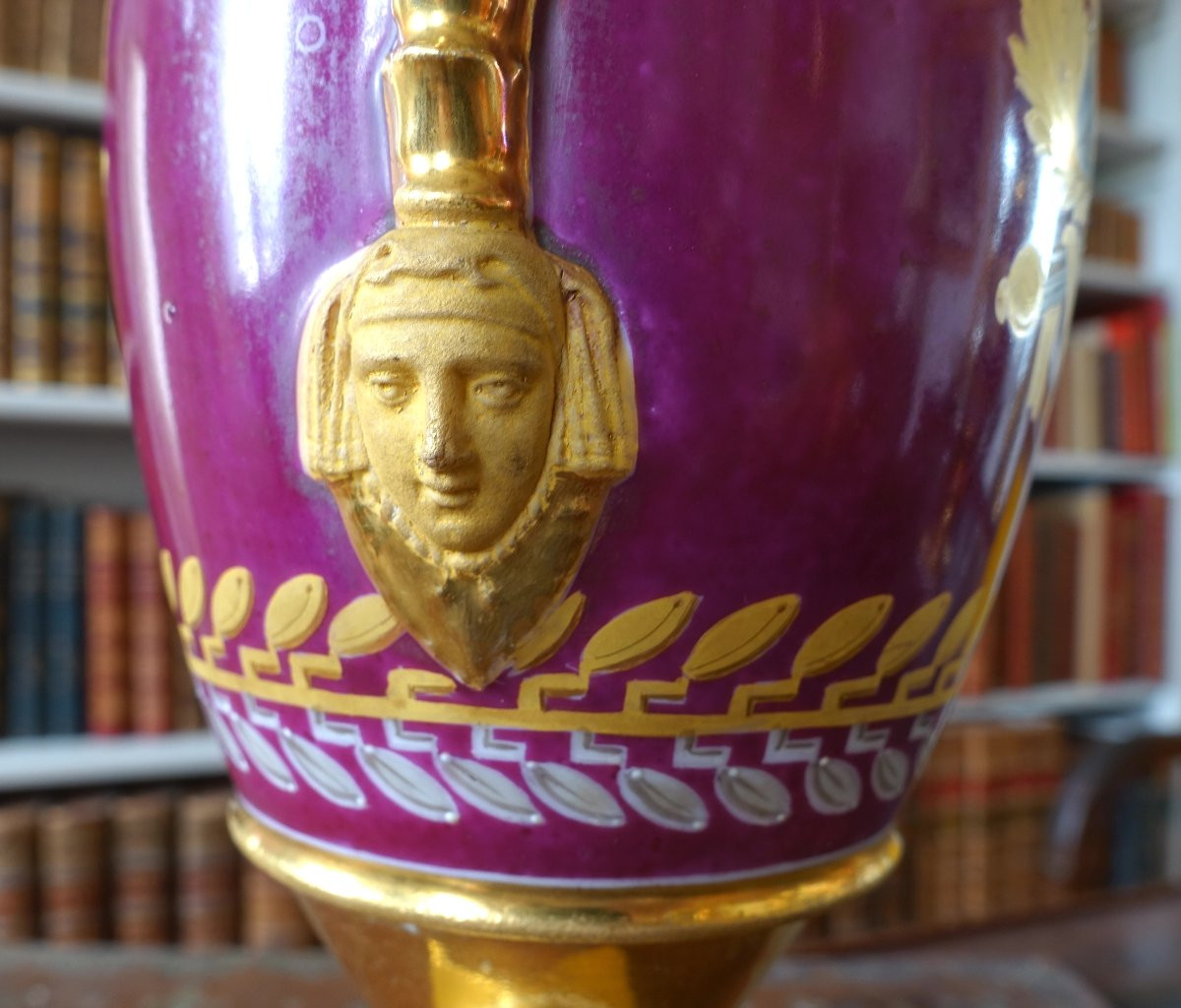 Paire de vases en porcelaine de Paris dorée et polychrome à trophées militaires d'époque Empire-photo-5