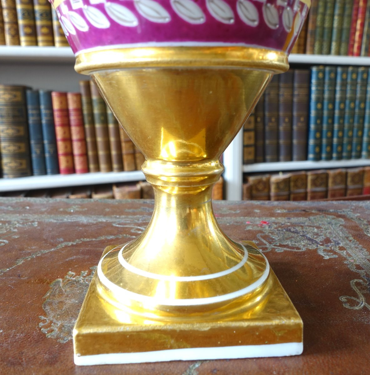 Paire de vases en porcelaine de Paris dorée et polychrome à trophées militaires d'époque Empire-photo-6