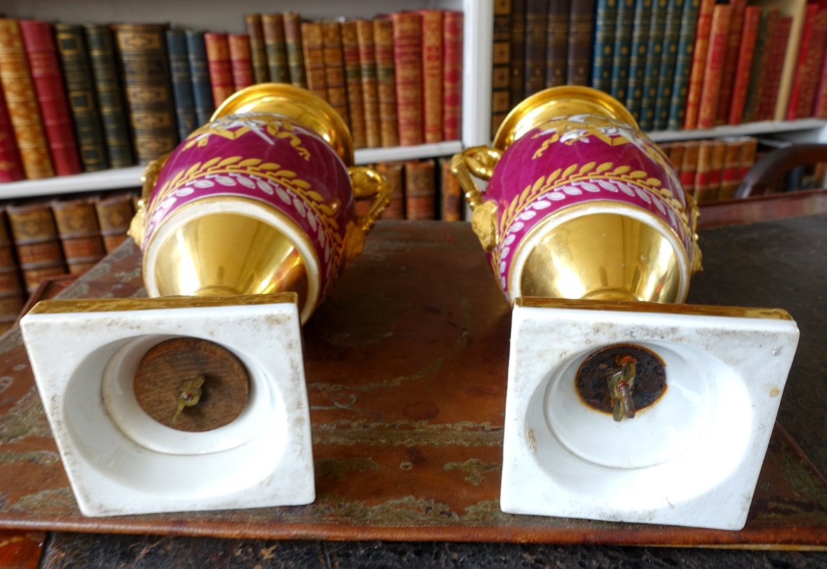 Paire de vases en porcelaine de Paris dorée et polychrome à trophées militaires d'époque Empire-photo-7