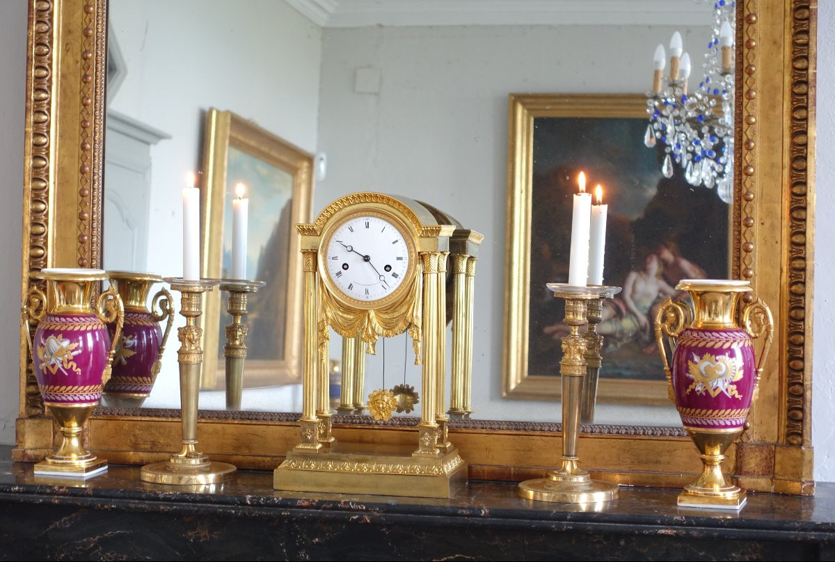 Paire de vases en porcelaine de Paris dorée et polychrome à trophées militaires d'époque Empire-photo-8