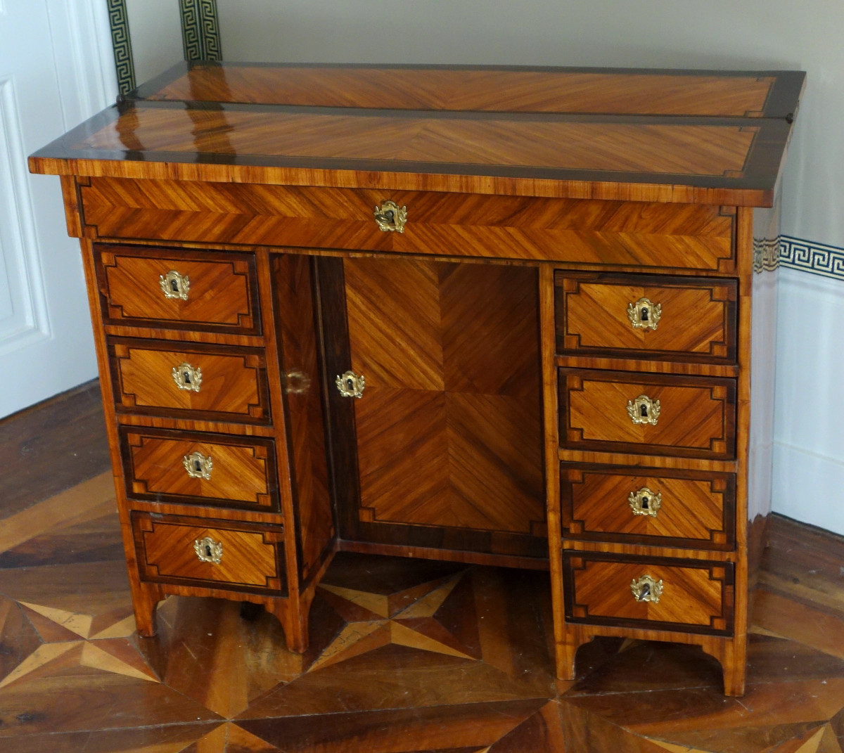 Bureau de changeur ou Mazarin en marqueterie d'époque Louis XVI