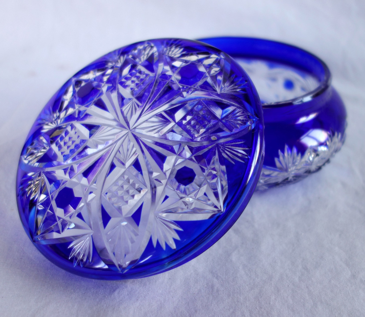 Baccarat - Bonbonnière en cristal de Baccarat taillé overlay bleu - étiquette papier-photo-4